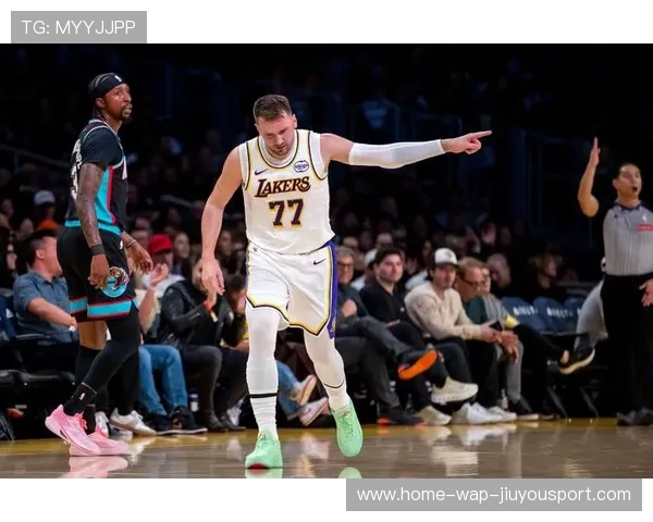 戴维斯空接暴扣，湖人禁区存在感回归